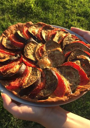 Une photo de Pizza aux légumes d’été et chèvre