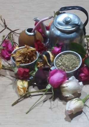 Una foto de Mate con topping de rosa