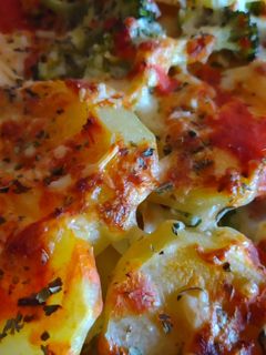 Una foto de Brócoli con patatas y mozzarella