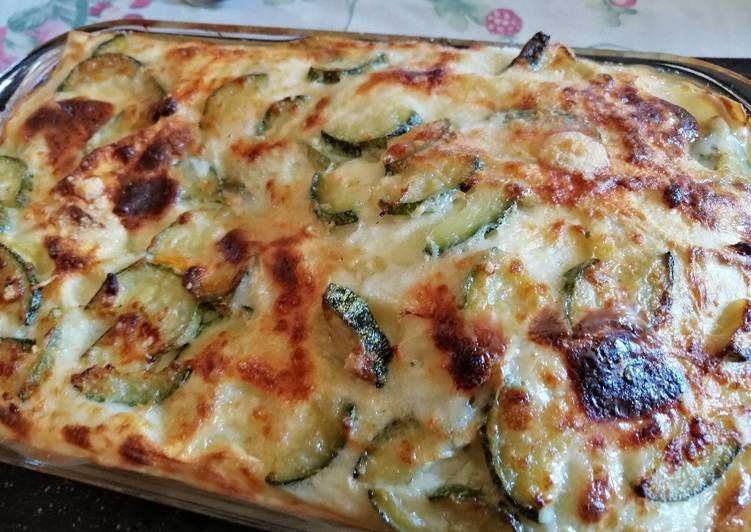 Lasagne ai cereali con zucchine, fiori e besciamella di riso