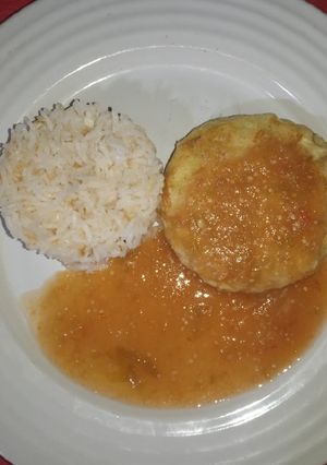 Una foto de Tortitas de pollo y papa al horno en salsa