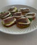 Aperitivo de sardina ahumada, mozzarella y tomate