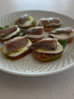 Foto principal de Aperitivo de sardina ahumada, mozzarella y tomate