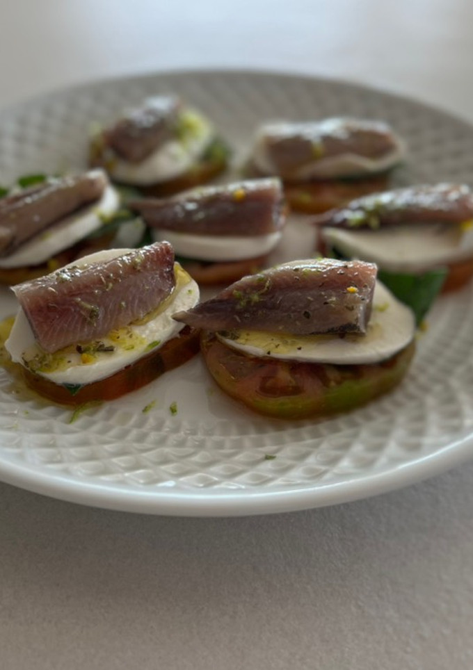 Una foto de Aperitivo de sardina ahumada, mozzarella y tomate
