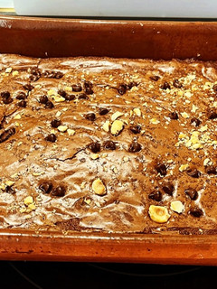Una foto de Brownie de chocolate y avellana sin lactosa con escamas de sal y chispas de chocolate 🍫