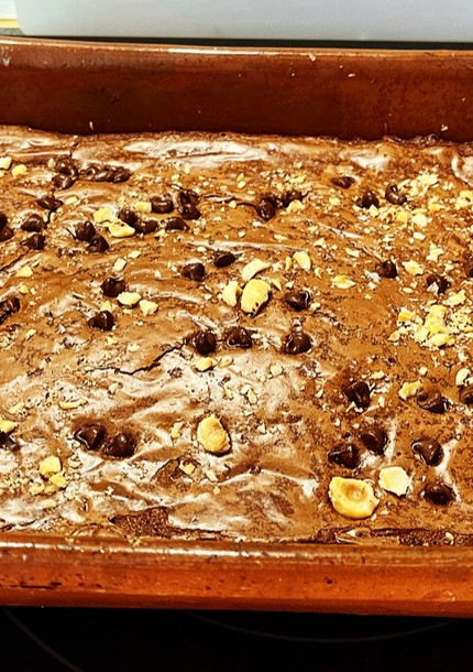 Una foto de Brownie de chocolate y avellana sin lactosa con escamas de sal y chispas de chocolate 🍫