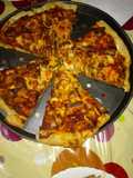 Pizza especial de pollo con salsa casera para pizza a la piedra