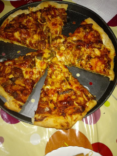 Una foto de Pizza especial de pollo con salsa casera para pizza a la piedra