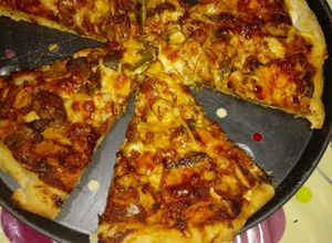 Foto principal de Pizza especial de pollo con salsa casera para pizza a la piedra