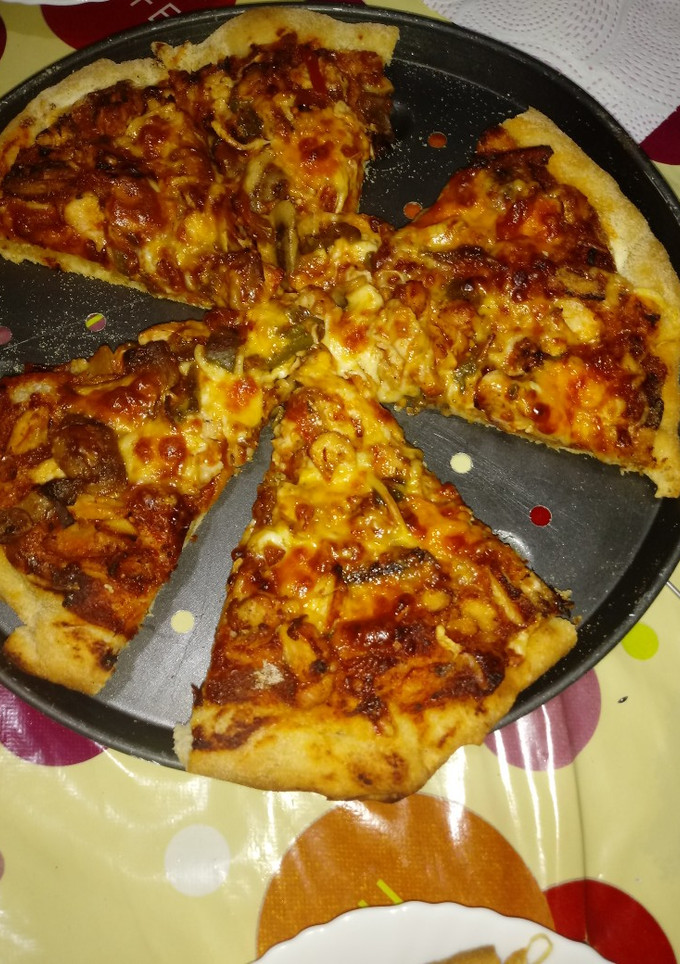 Una foto de Pizza especial de pollo con salsa casera para pizza a la piedra