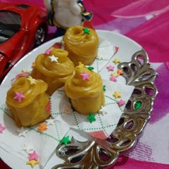 A picture of Pumpkin rose bun.