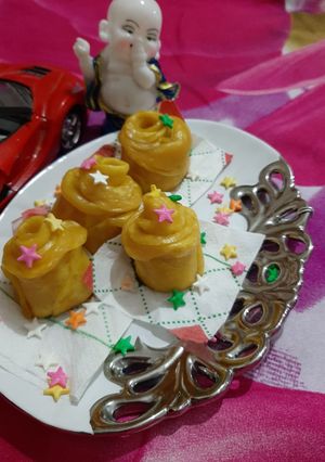 A picture of Pumpkin rose bun.