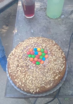 Una foto de Bizcochuelo casero decorado 😋😋😋