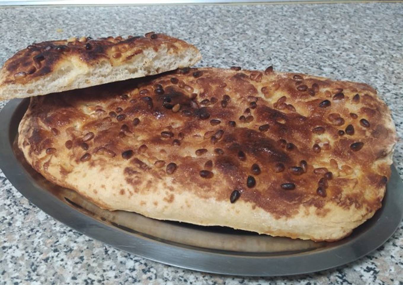 Coca de forner con piñones (sin gluten)