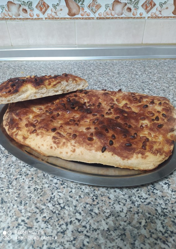 Una foto de Coca de forner con piñones (sin gluten)