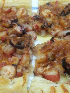 Una foto de Hojaldre de pulpo y gambas, con palitos de surimi