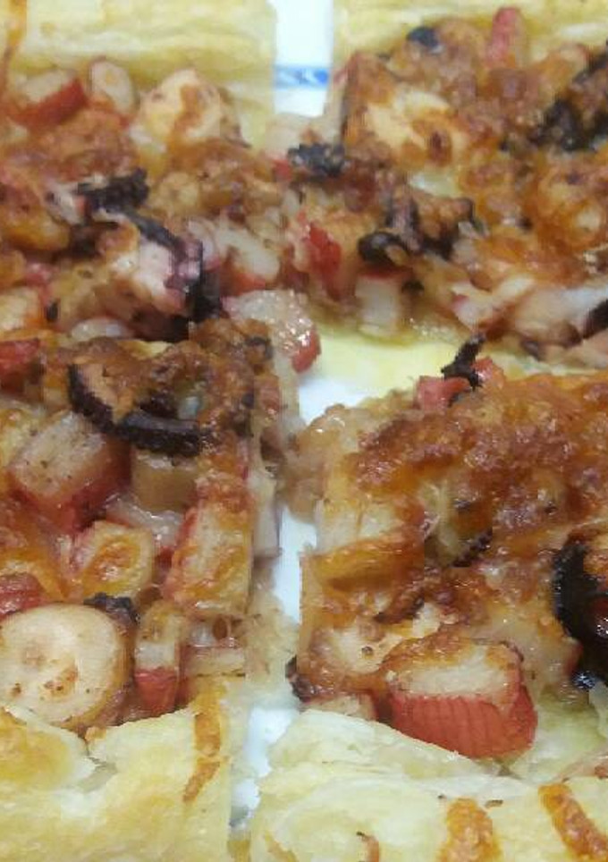 Una foto de Hojaldre de pulpo y gambas, con palitos de surimi