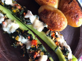 Ají relleno de espinaca con papas salteadas