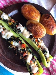 Una foto de Ají relleno de espinaca con papas salteadas