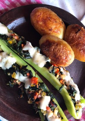Una foto de Ají relleno de espinaca con papas salteadas