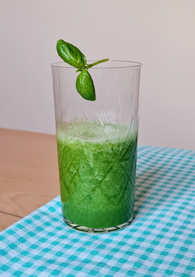 Una foto de Licuado verde de albahaca, zucchini y limón 🌱 🥒 🍋 Batido multivitamínico y detox 🏃🏻‍♀️