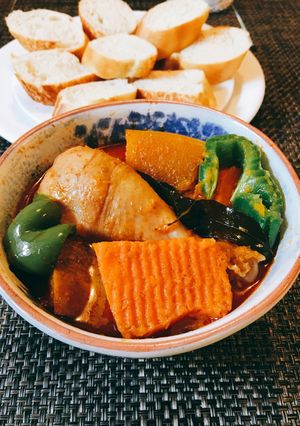 Hình của món Cà Ri Gà Kiểu Thái (Thai Red Chicken Curry)🥘.