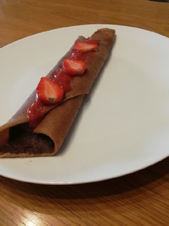 Una foto de Crepe de chocolate y mermelada de fresa fitness!! 😍