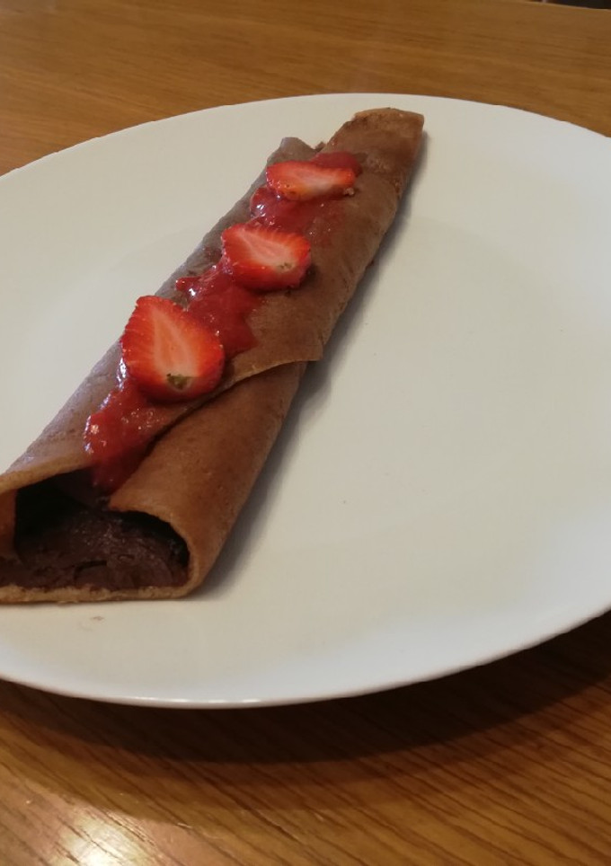 Una foto de Crepe de chocolate y mermelada de fresa fitness!! 😍