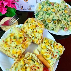 A picture of Cheese corn garlic bread.