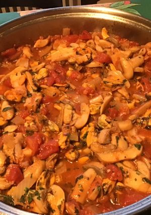 Une photo de Moules aux tomates, champignons et persil