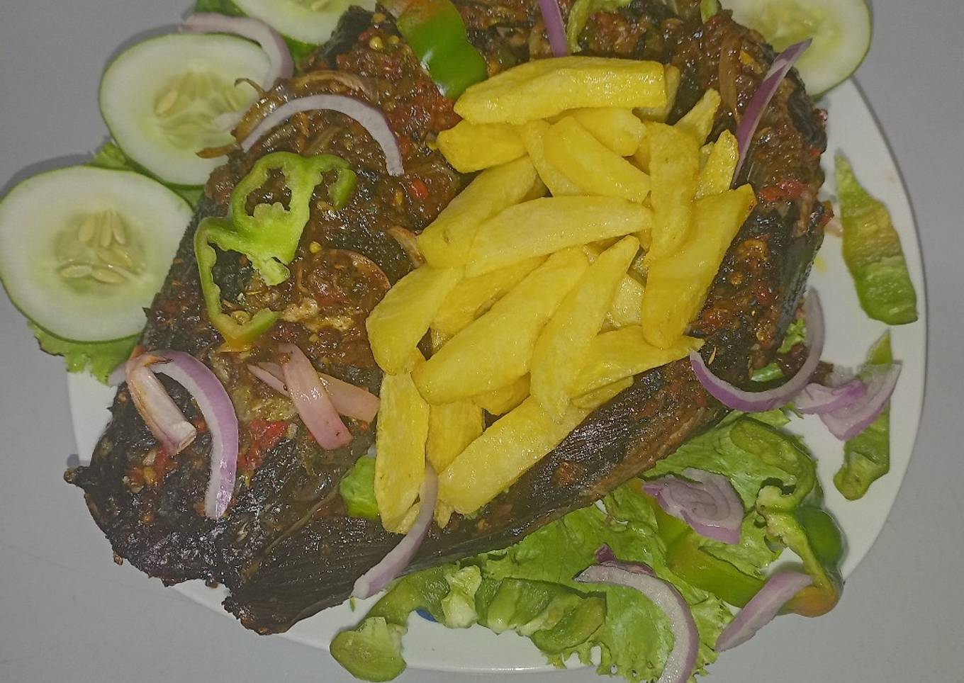 Grilled catfish with chips