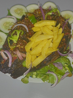 A picture of Grilled catfish with chips.