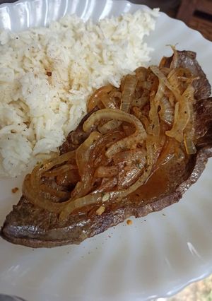 Una foto de Hígado encebollado