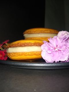 Una foto de Macarons base de merengue italiano con ganache de chocolate