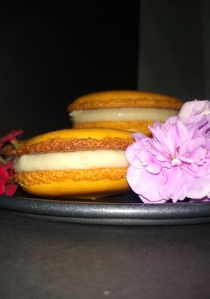 Una foto de Macarons base de merengue italiano con ganache de chocolate
