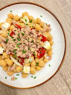 Una foto de Ensalada de garbanzos con vinagreta casera