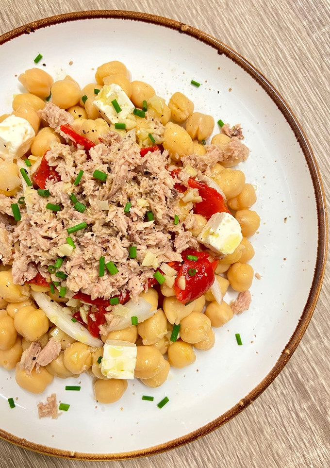 Una foto de Ensalada de garbanzos con vinagreta casera
