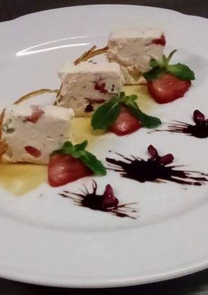 Epres mentás túrópuding karamell tükrön, narancsos gránátalma raguval recept fotója