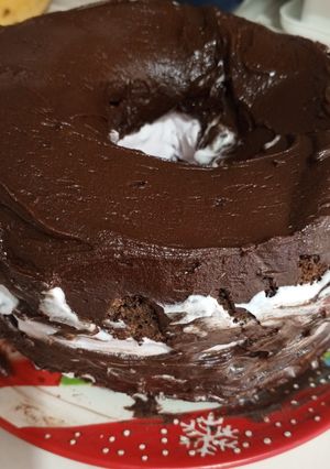 Una foto de Torta Húmeda de Chocolate, Chantilly y Fresas