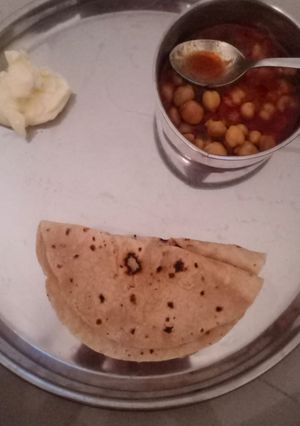 A picture of Chole with roti.