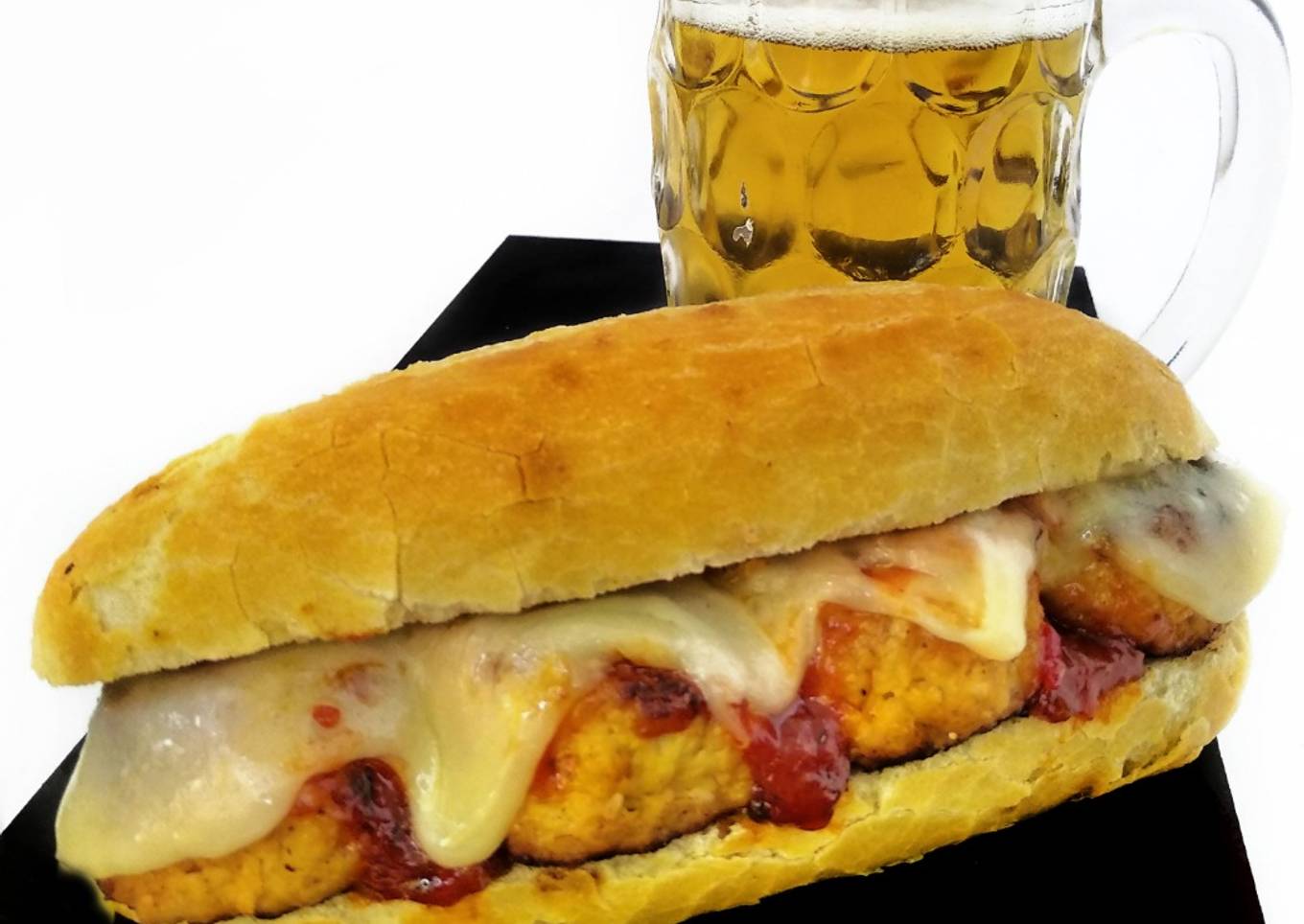Bocadillo de albóndigas de pollo con salsa Buffalo