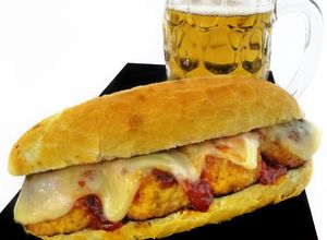 Foto principal de Bocadillo de albóndigas de pollo con salsa Buffalo