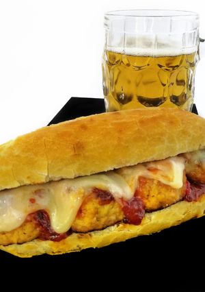 Una foto de Bocadillo de albóndigas de pollo con salsa Buffalo