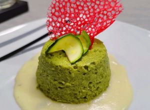 Foto di Flan di zucchine, fonduta di formaggio, cialda corallo.🪸