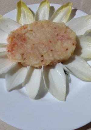Una foto de Ensalada de endivia con puré de tomate