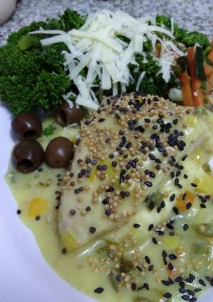 Una foto de Pollo a la mostaza (light) y brócoli sobre puerros