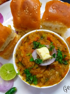 पाव भाजी (pav bhaji recipe in Hindi) रेसिपी मुख्य फोटो