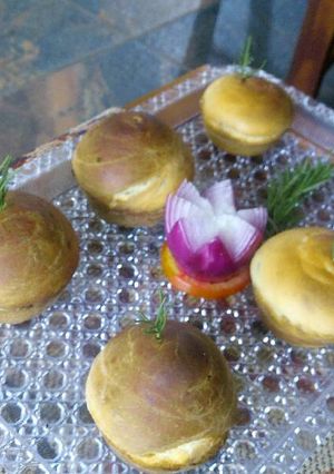 A picture of Sweetened onion rolls with rosemary.