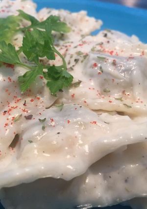 Una foto de Raviolis en salsa blanca