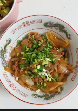 Hình của món GYUUDON (CƠM THỊT BÒ XÀO HÀNH TÂY).